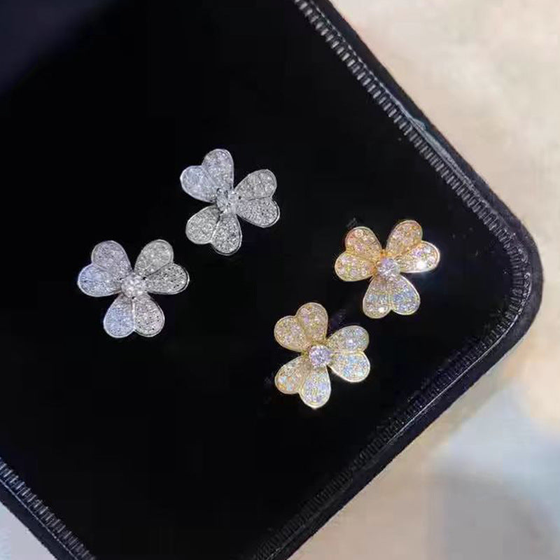 Damen Ohrringe mit floralem Design und funkelnden Kristallen Shop Nory