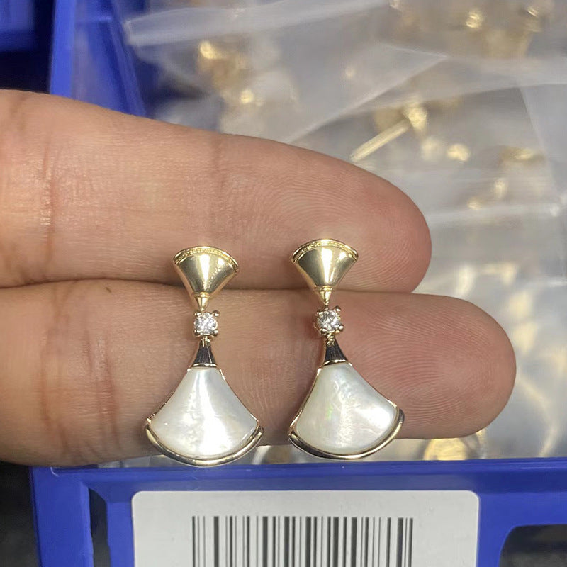 Damen Ohrringe mit kunstvollem Perlmutt-Design und funkelnden Zirkonia Shop Nory