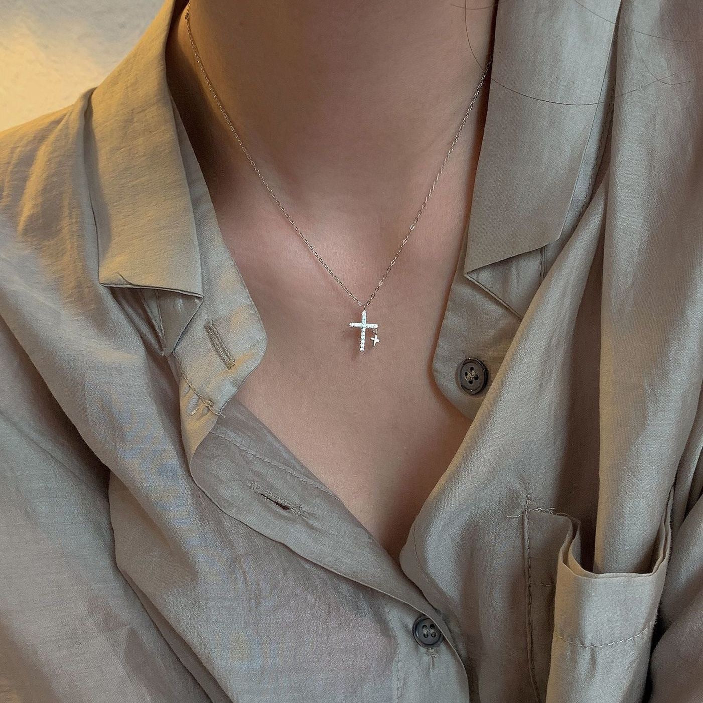 Damen Halskette mit schmalem Kreuzanhänger aus hochwertigem Edelstahl und funkelnden Zirkonia Shop Nory
