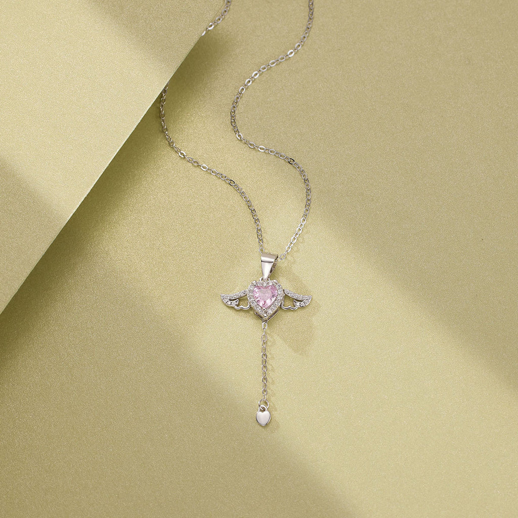 Damen Halskette mit herzförmigem Anhänger und filigranen Flügel-Details Shop Nory