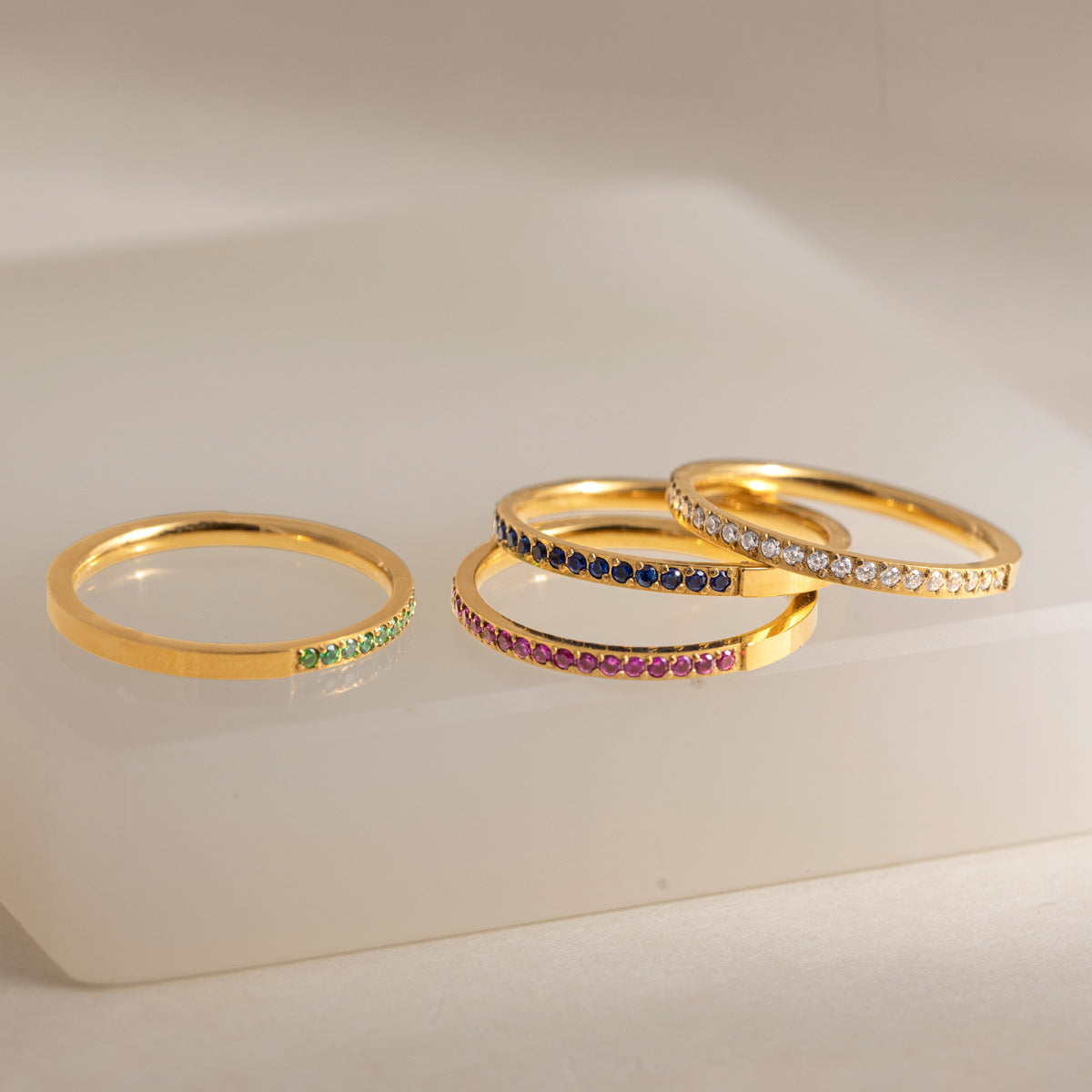Damen eleganter Schmuckring mit strahlenden Zirkonia Shop Nory