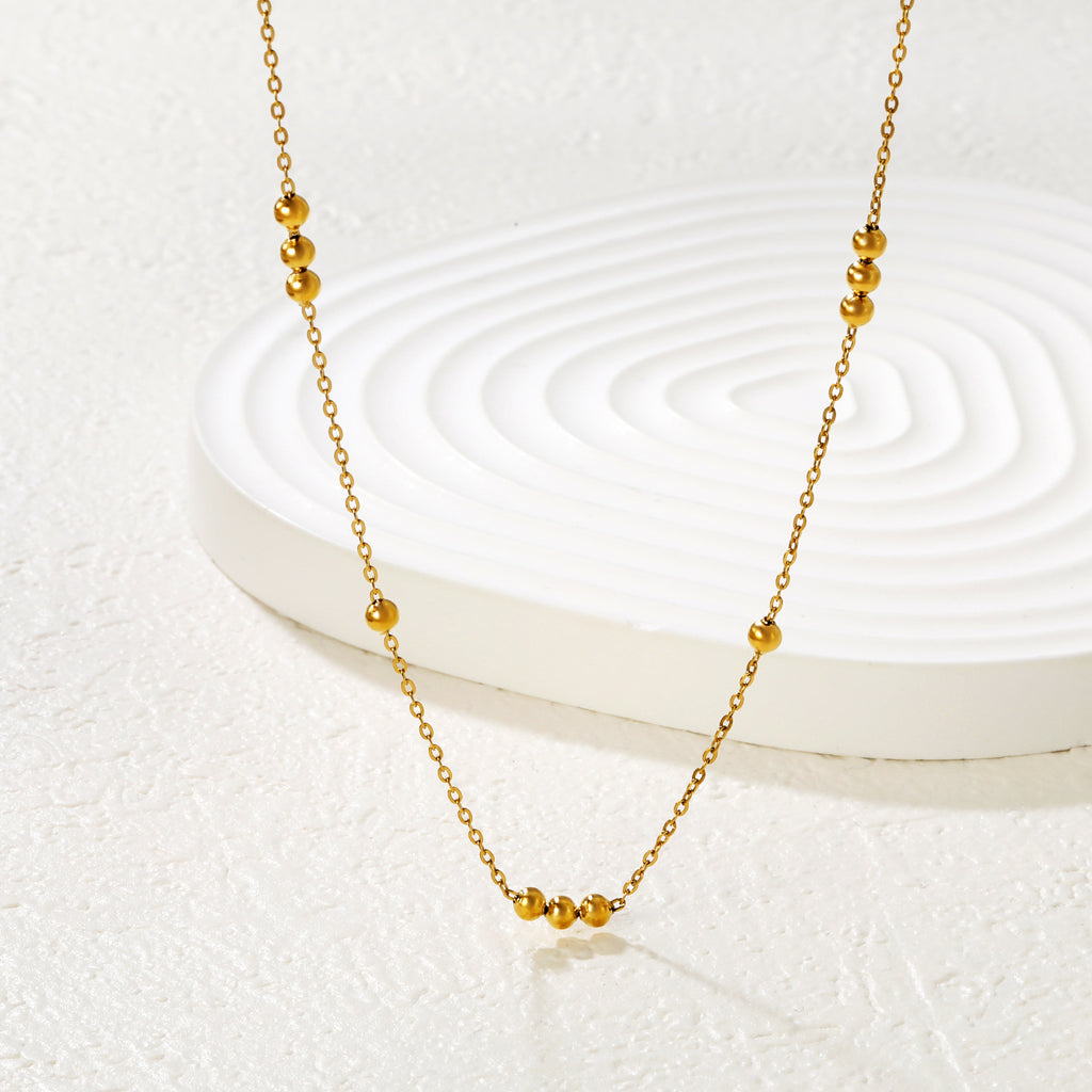 Damen elegante Halskette mit goldplattiertem Design und feinen Perlenakzenten Shop Nory
