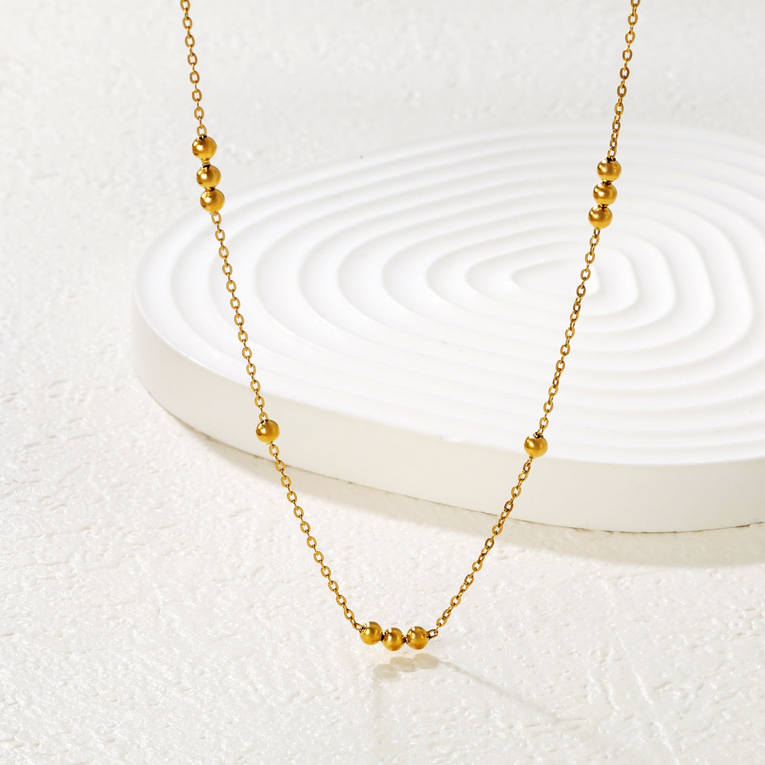 Damen elegante Halskette mit goldplattiertem Design und feinen Perlenakzenten Shop Nory