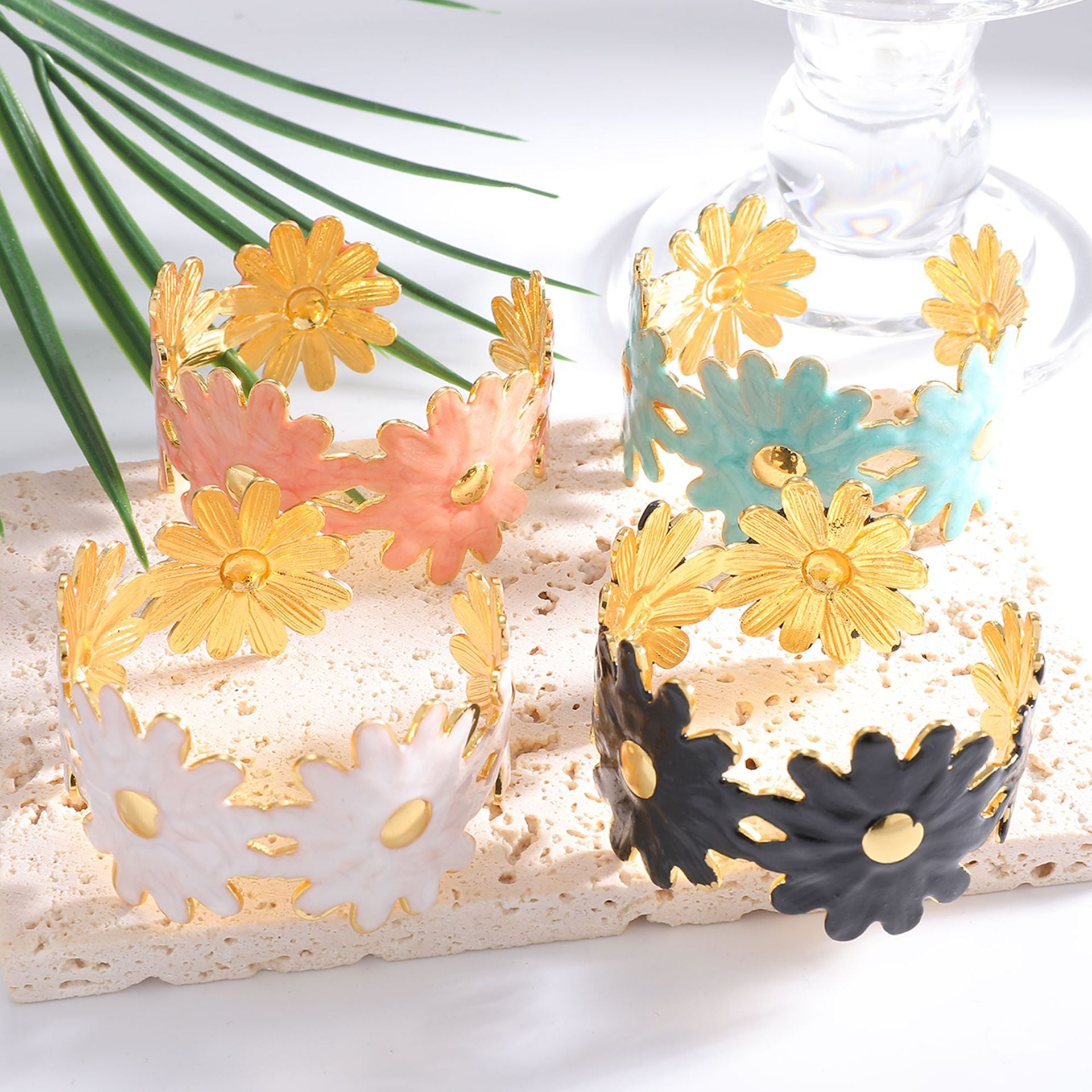 Damen Blumenarmband mit goldenen Akzenten Shop Nory
