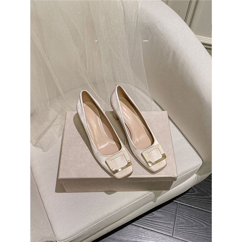 Damen Satin-Pumps mit quadratischer Zehenpartie, niedrigem Blockabsatz und dekorativer Metallschließe Shop Nory