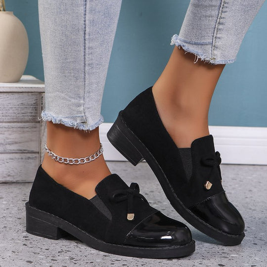 Damen Lack- und Wildlederslipper mit Zierschleife und niedrigem Blockabsatz Shop Nory