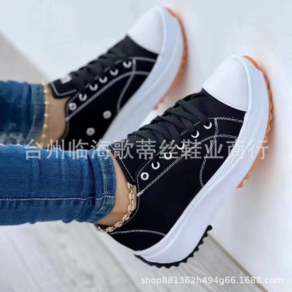 Damen Plateau-Sneaker mit modischen Details und rutschfester Laufsohle