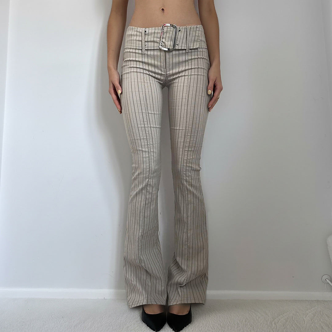 Damen nan hochtaillierte Nadelstreifen‑Schlaghose mit breitem Bindegürtel und figurformenden Bügelfalten Shop Nory