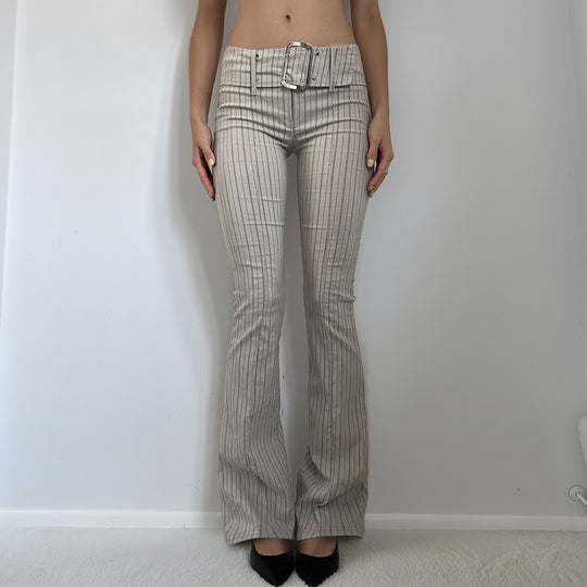Damen nan hochtaillierte Nadelstreifen‑Schlaghose mit breitem Bindegürtel und figurformenden Bügelfalten Shop Nory