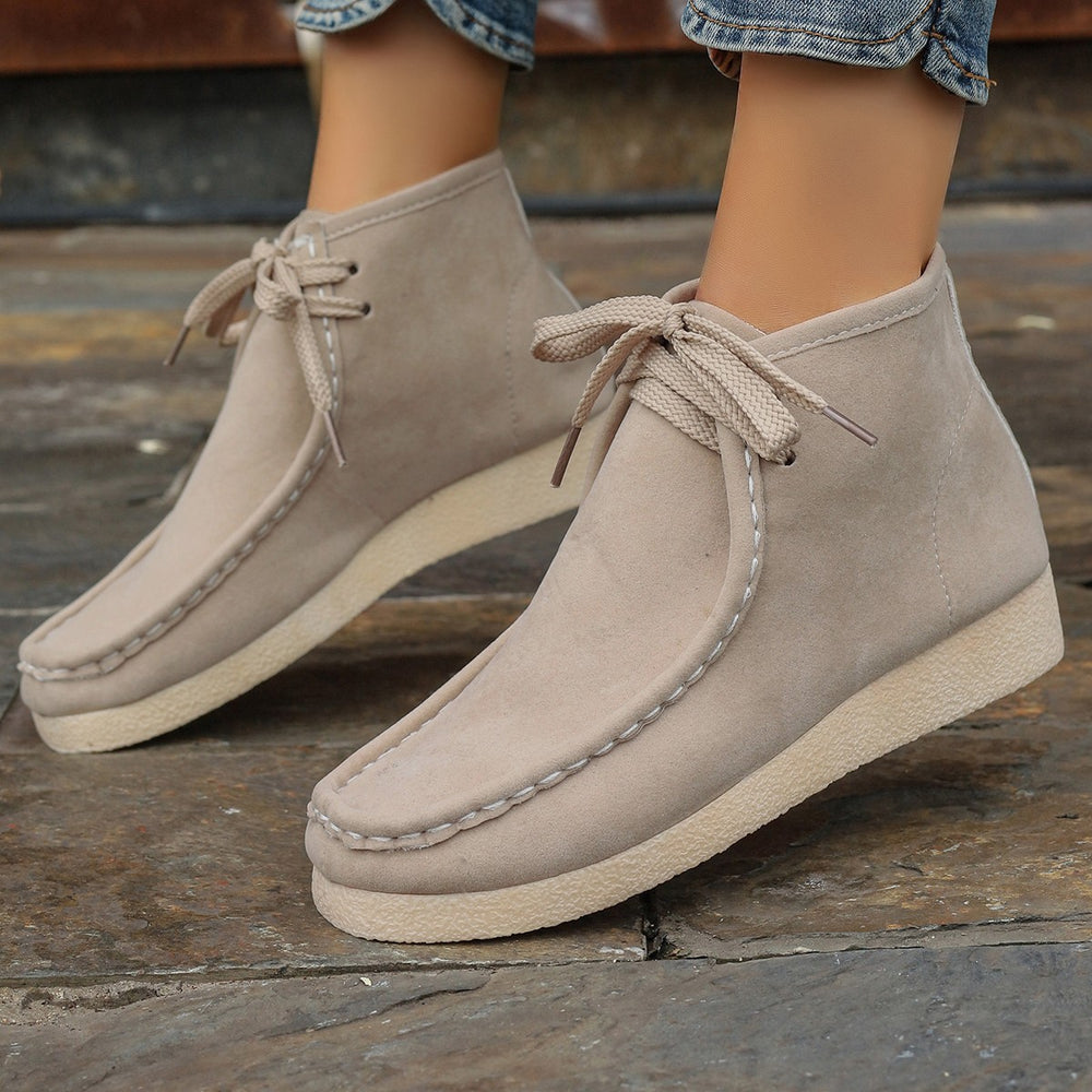 Damen knöchelhoher Mokassin-Boot mit Wildlederoptik, getragener Moccasin-Naht, dämpfender Crepe-Laufsohle und robusten Schnürsenkeln Shop Nory