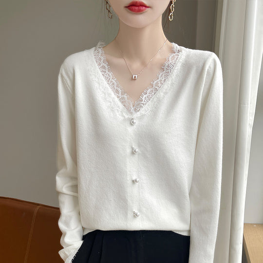 Damen Zarter V-Ausschnitt-Feinstrickcardigan mit floraler Spitzenkante und Perlenverzierung Shop Nory