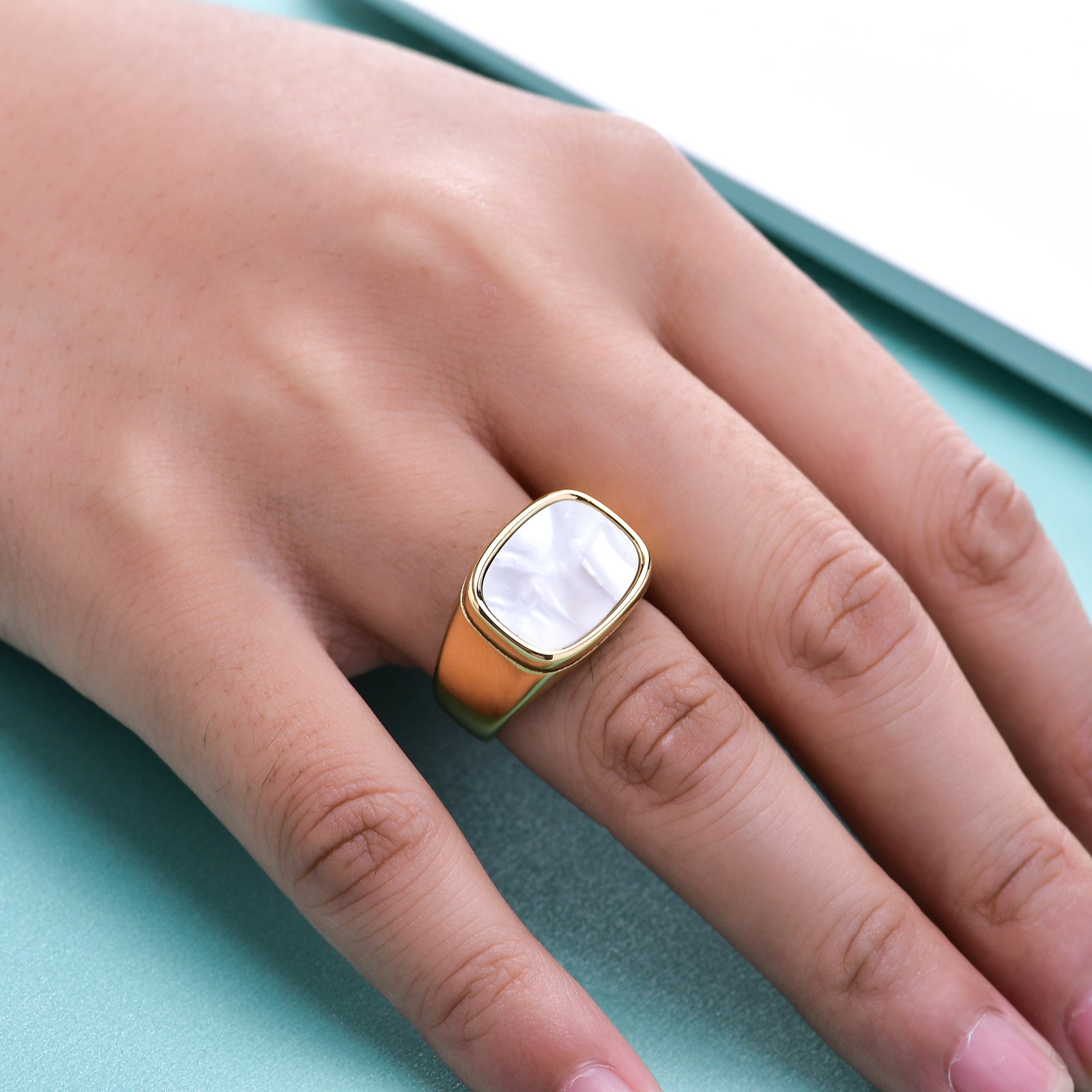 Damen Siegelring mit luxuriösem Perlmutt-Einsatz und elegantem goldfarbenem Finish Shop Nory
