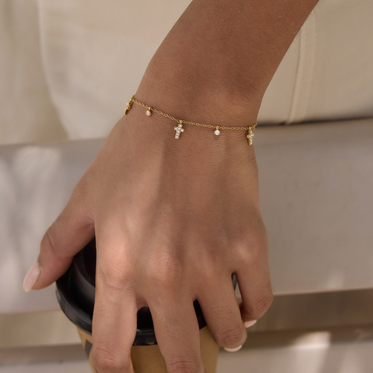Damen Armband mit funkelnden Kreuzanhängern und hypoallergenem Edelstahl Shop Nory