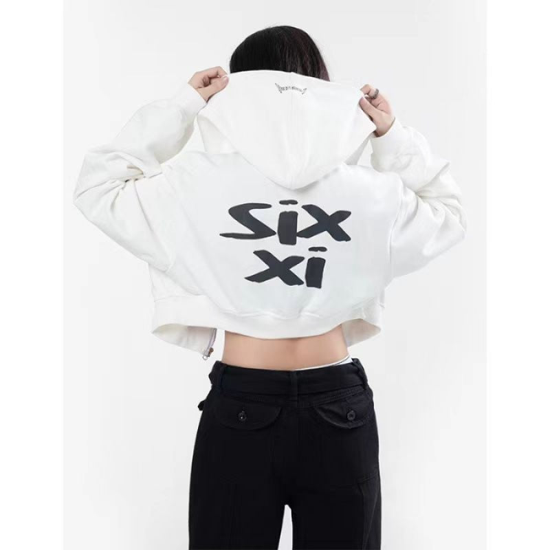 Damen nan cropped Kapuzenpullover im Streetwear-Style mit auffälligem Rückenprint und geripptem Saum Shop Nory