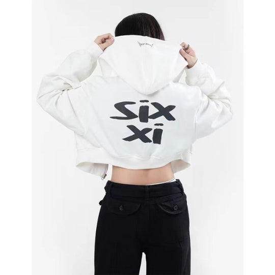Damen nan cropped Kapuzenpullover im Streetwear-Style mit auffälligem Rückenprint und geripptem Saum Shop Nory