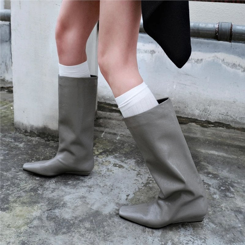 Damen Weiche kniehohe Slouch-Boots mit spitzer Zehenform und ergonomischer Flachsohle Shop Nory