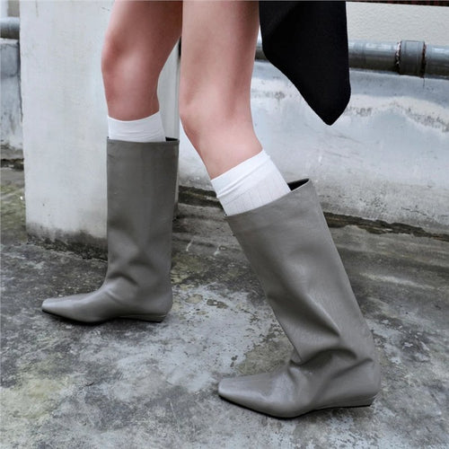 Damen Weiche kniehohe Slouch-Boots mit spitzer Zehenform und ergonomischer Flachsohle Shop Nory