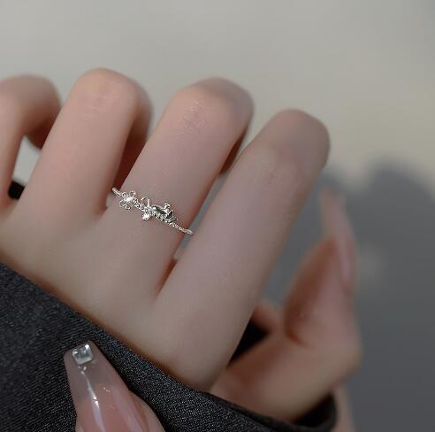 Damen Ring mit floralem Detail und funkelnden Akzenten Shop Nory