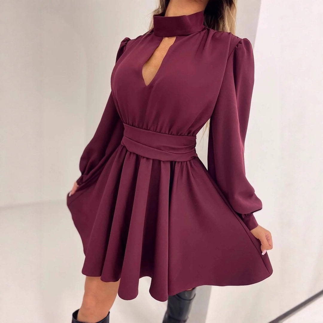 Damen Elegantes Kurzkleid mit Stehkragen, Cut-Out, weitem Glockenrock und Taillenschärpe Shop Nory