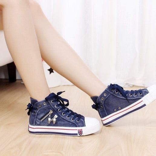 Damen nan hohe Sneaker im Jeanslook mit seitlichem Reißverschluss und dekorativen Anhängern Shop Nory