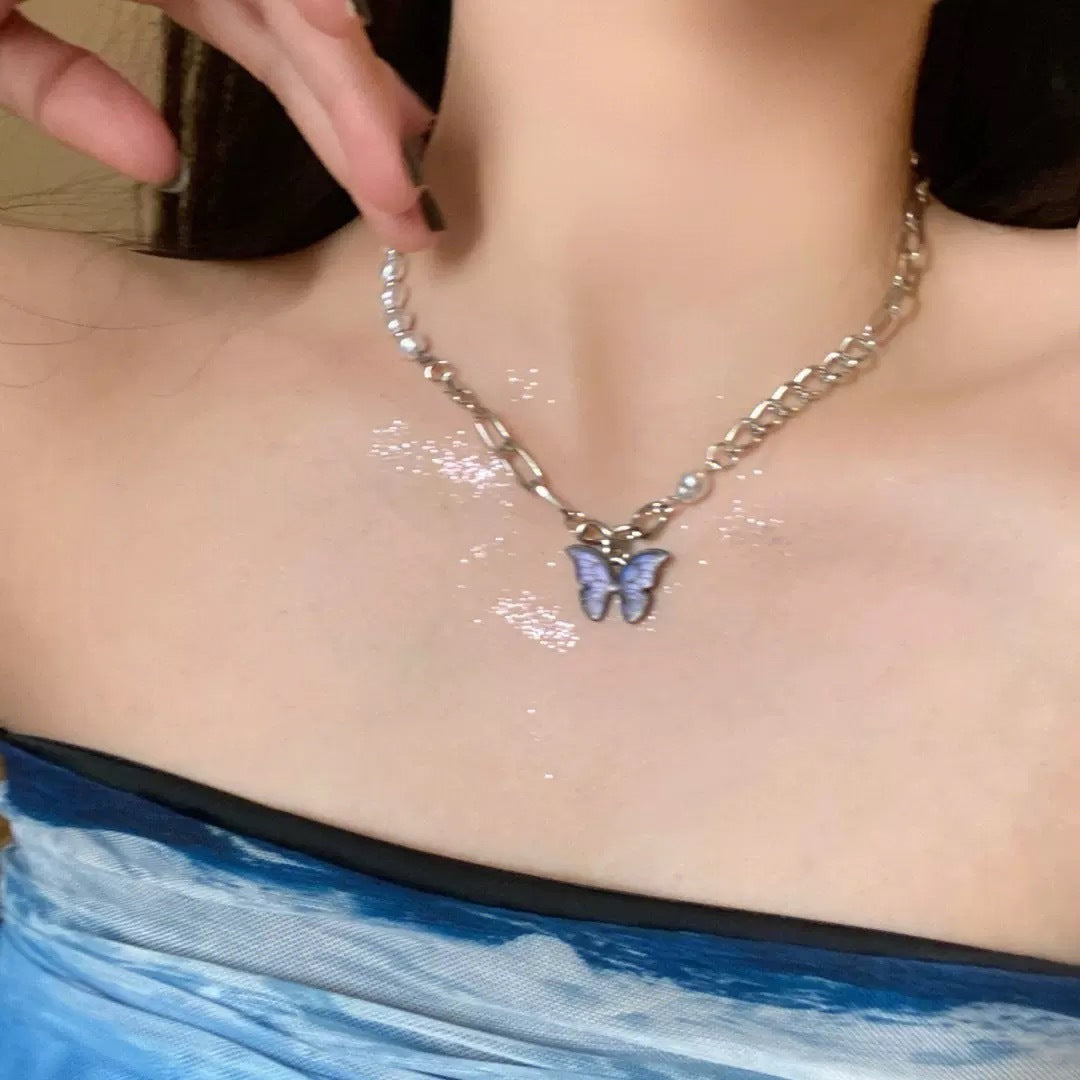 Damen Halskette mit filigranem Schmetterlingsanhänger und Perlendetails Shop Nory