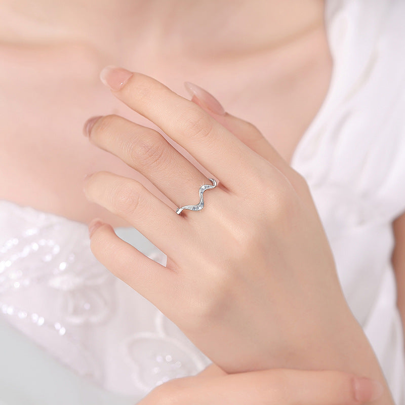 Damen geschwungener Zirkonia Ring mit filigranem Design Shop Nory