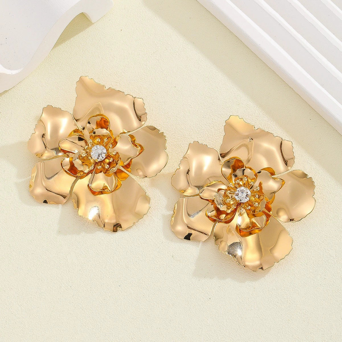 Damen Ohrringe im stilvollen Blumenmuster Shop Nory