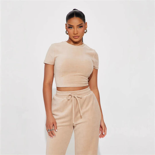 Damen Velours-Hausanzug mit bauchfreiem Shirt und weit geschnittener taillenhoher Jogginghose Shop Nory