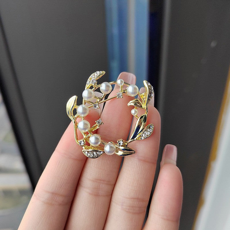 Filigrane Emaillierte Ahornblatt-Brosche mit Zirkonia