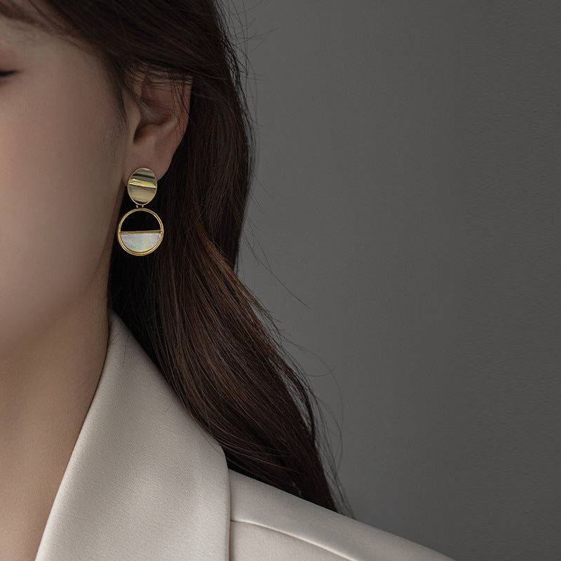 Damen Ohrringe mit modernem, geometrischem Design und edler Muschelverzierung Shop Nory