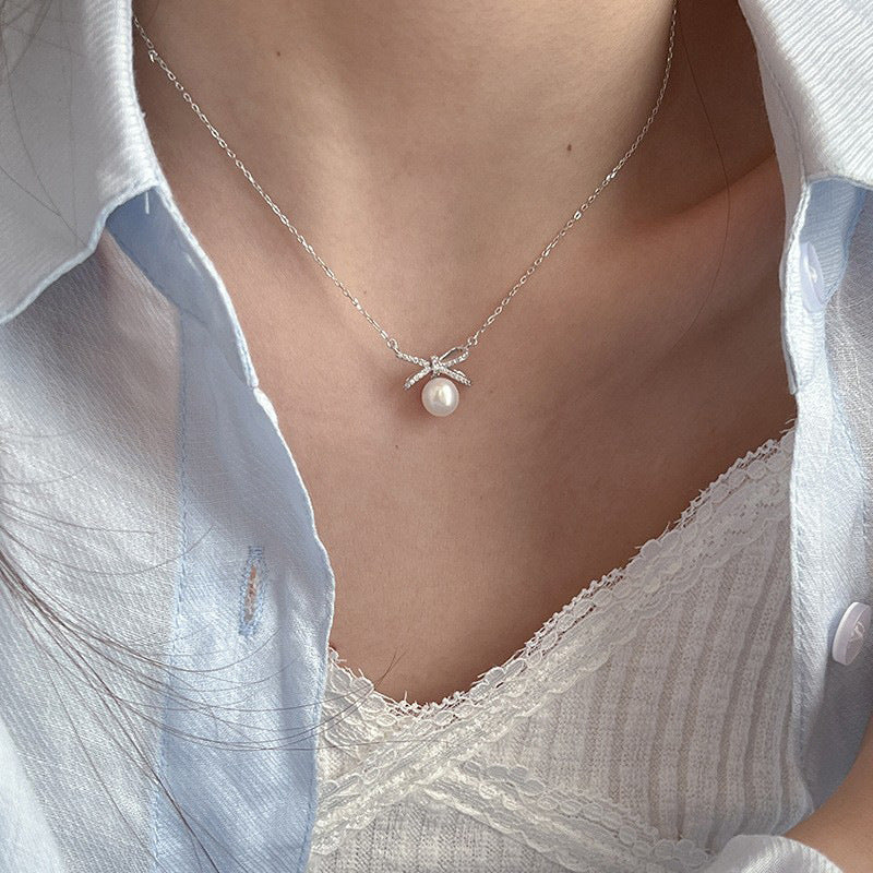 Damen Halskette mit elegantem Schleifenanhänger und luxuriöser Perle Shop Nory