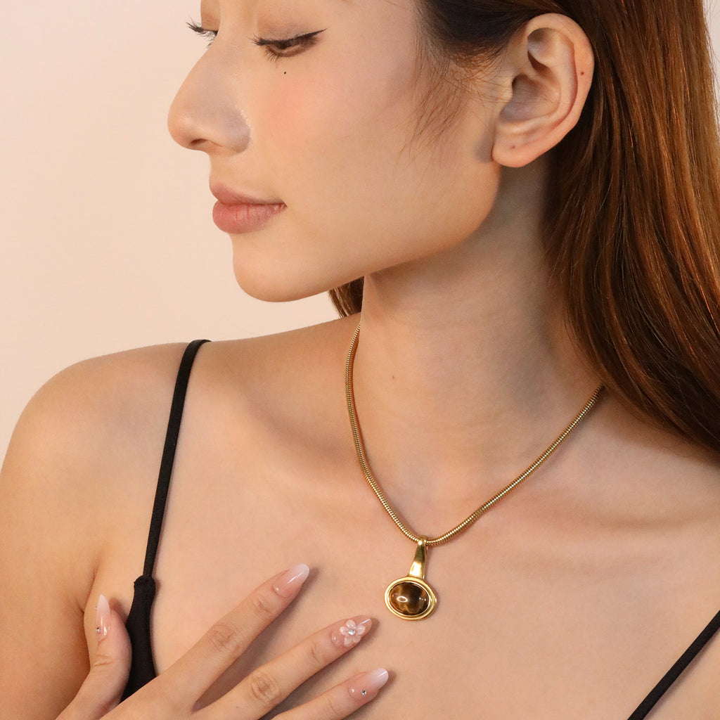 Damen elegante Halskette mit edlem Tigerauge-Anhänger und hochwertigem Goldfinish Shop Nory