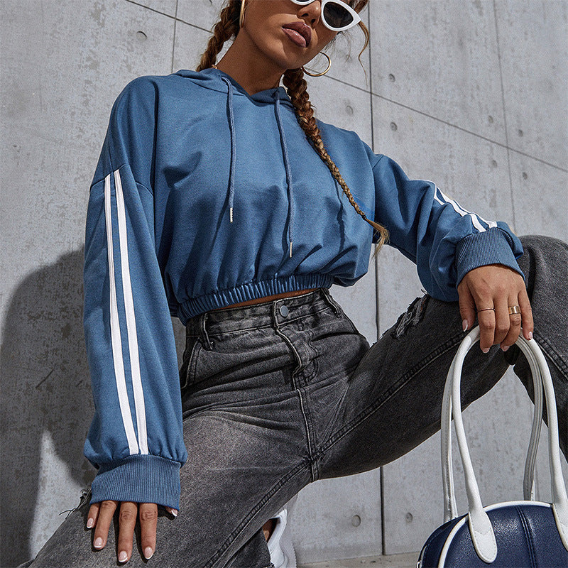 Damen Kurz geschnittenes Kapuzen‑Crop‑Sweatshirt mit Kordelzug, elastischem Saum und Kontraststreifen Shop Nory