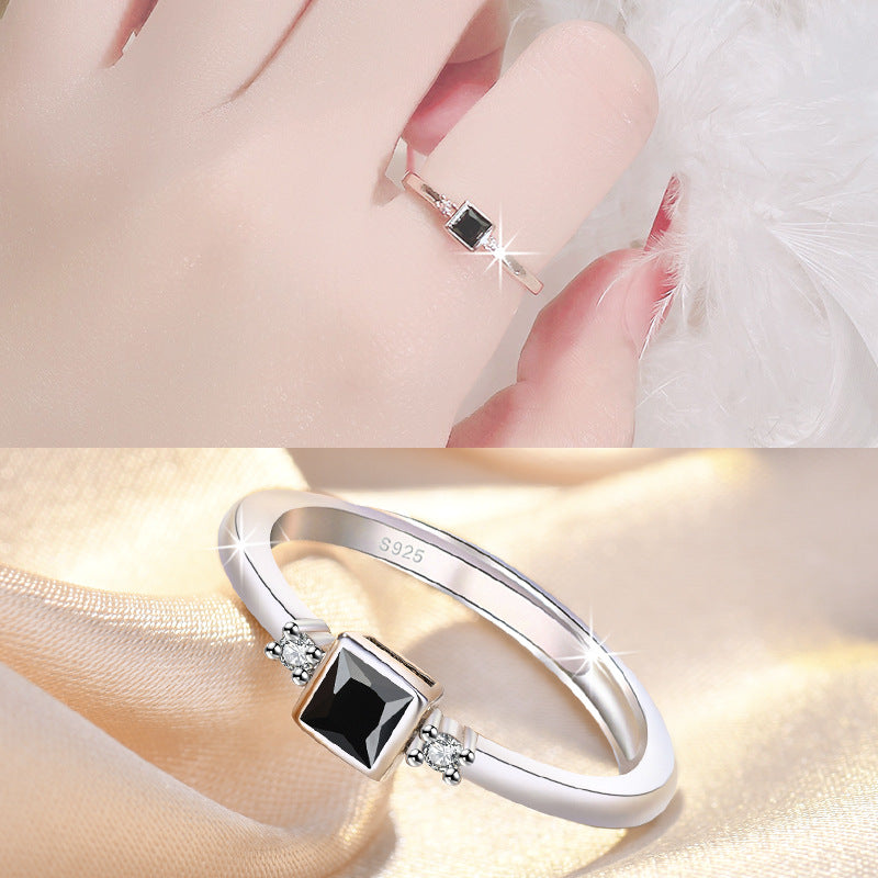 Damenring mit elegantem, quadratischem Zirkonia und funkelnden Akzenten Shop Nory