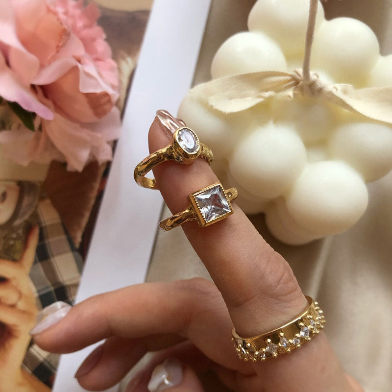 Damen Schmuckring mit kunstvollem Design und funkelnden Zirkonia Shop Nory