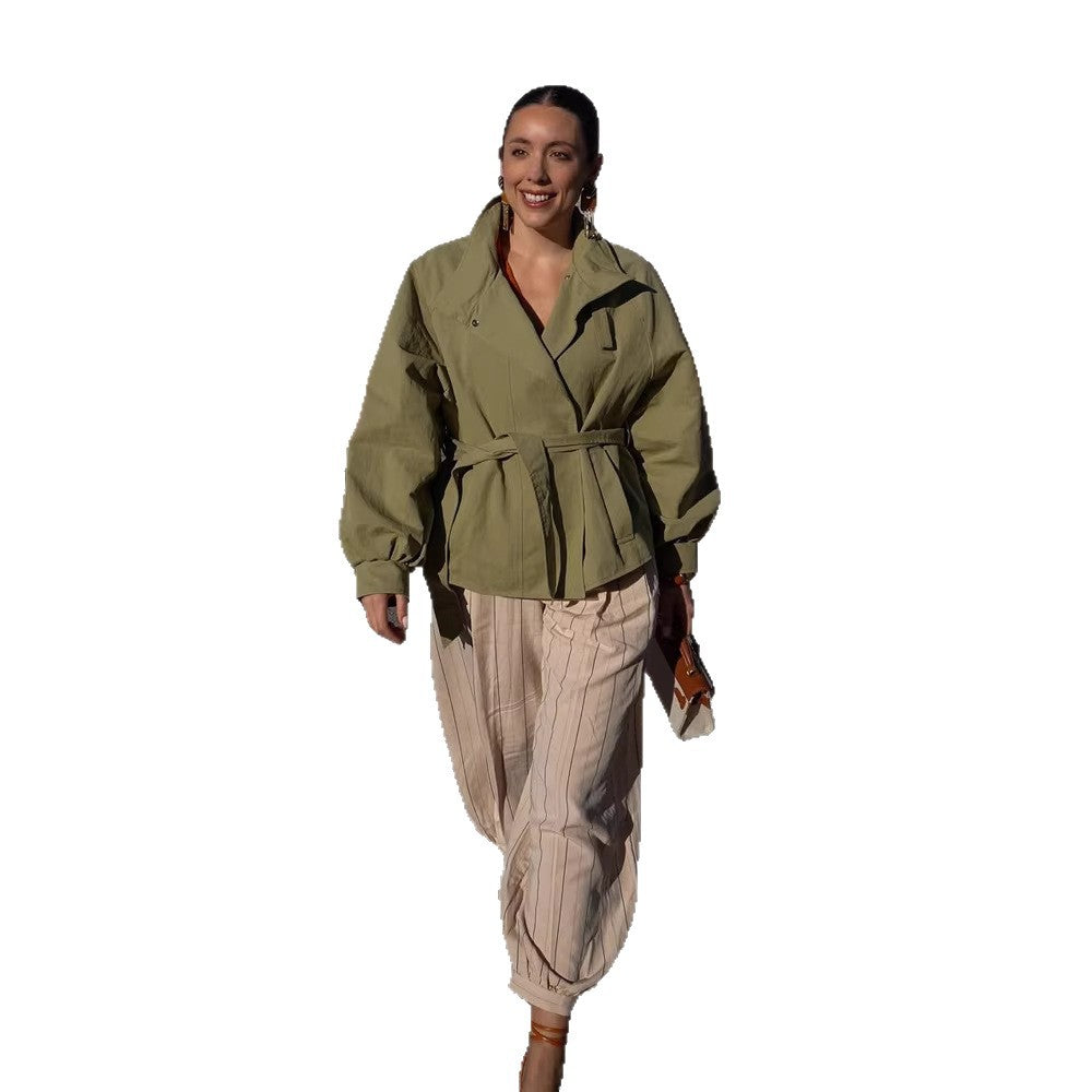Damen Taillierter Kurzparka mit Stehkragen, Ballonärmeln und Bindegürtel Shop Nory