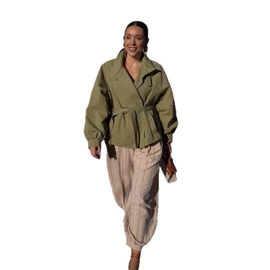 Damen Taillierter Kurzparka mit Stehkragen, Ballonärmeln und Bindegürtel Shop Nory