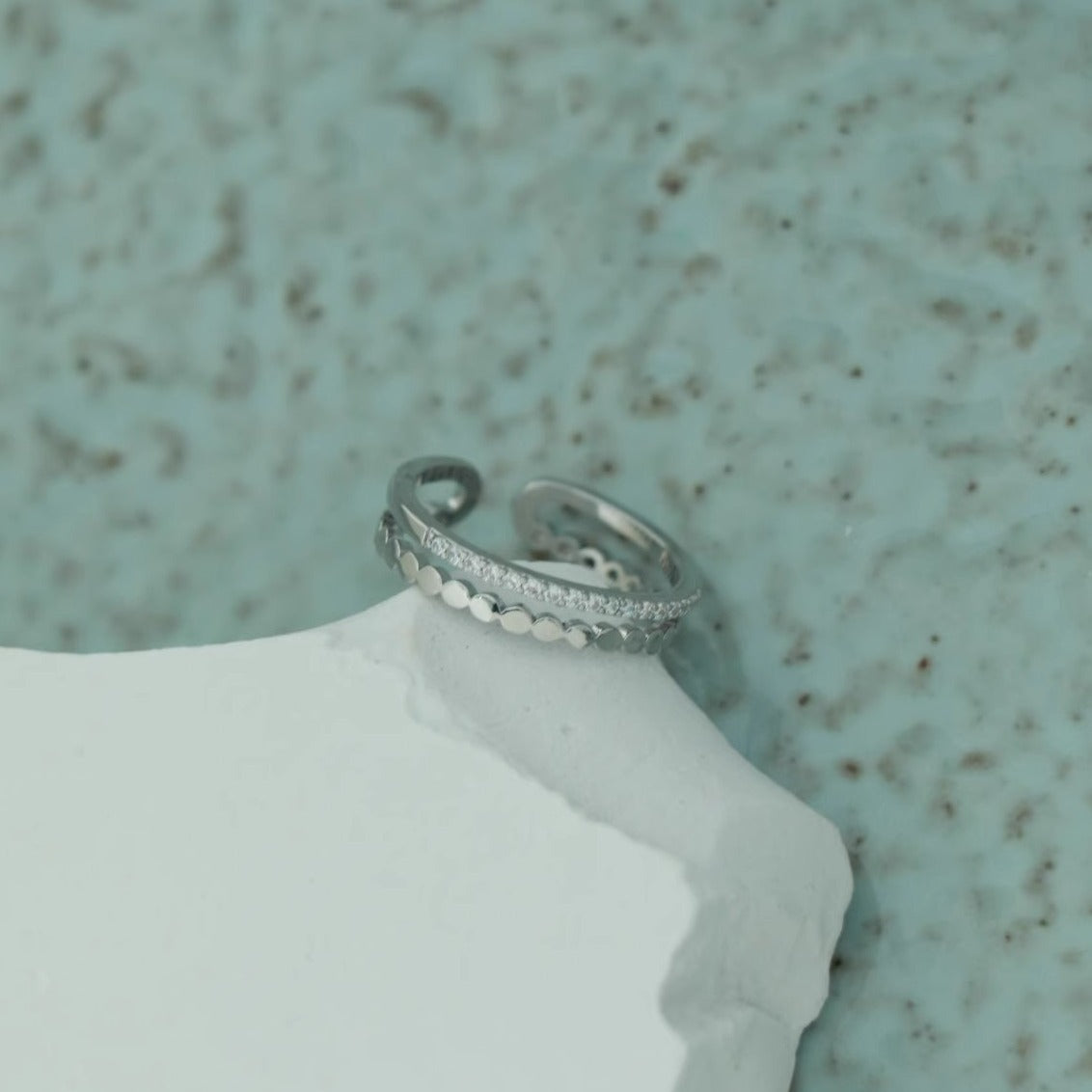 Damen Zierlicher Ring mit funkelnden Akzenten und modernem Design Shop Nory