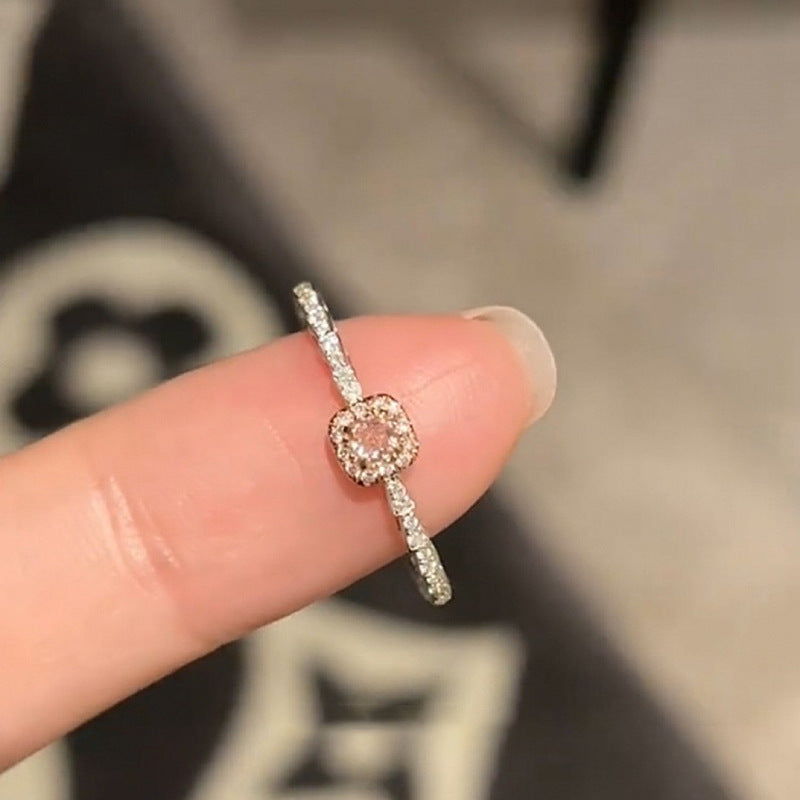 Damen zarter Ring mit funkelndem Zirkonia-Center und eleganter Verzierung Shop Nory