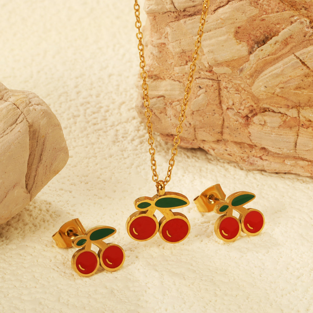 Damen Halskette mit fruchtigem Kirsch-Anhänger und dazu passenden Ohrsteckern Shop Nory