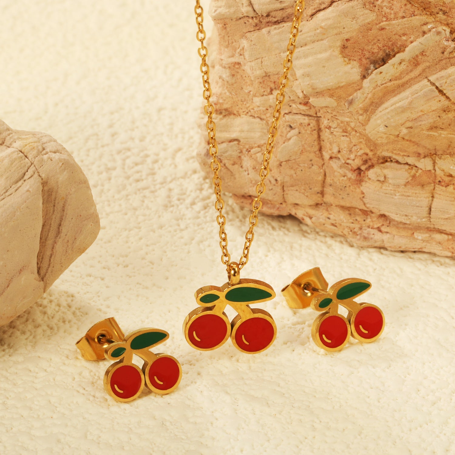 Damen Halskette mit fruchtigem Kirsch-Anhänger und dazu passenden Ohrsteckern Shop Nory