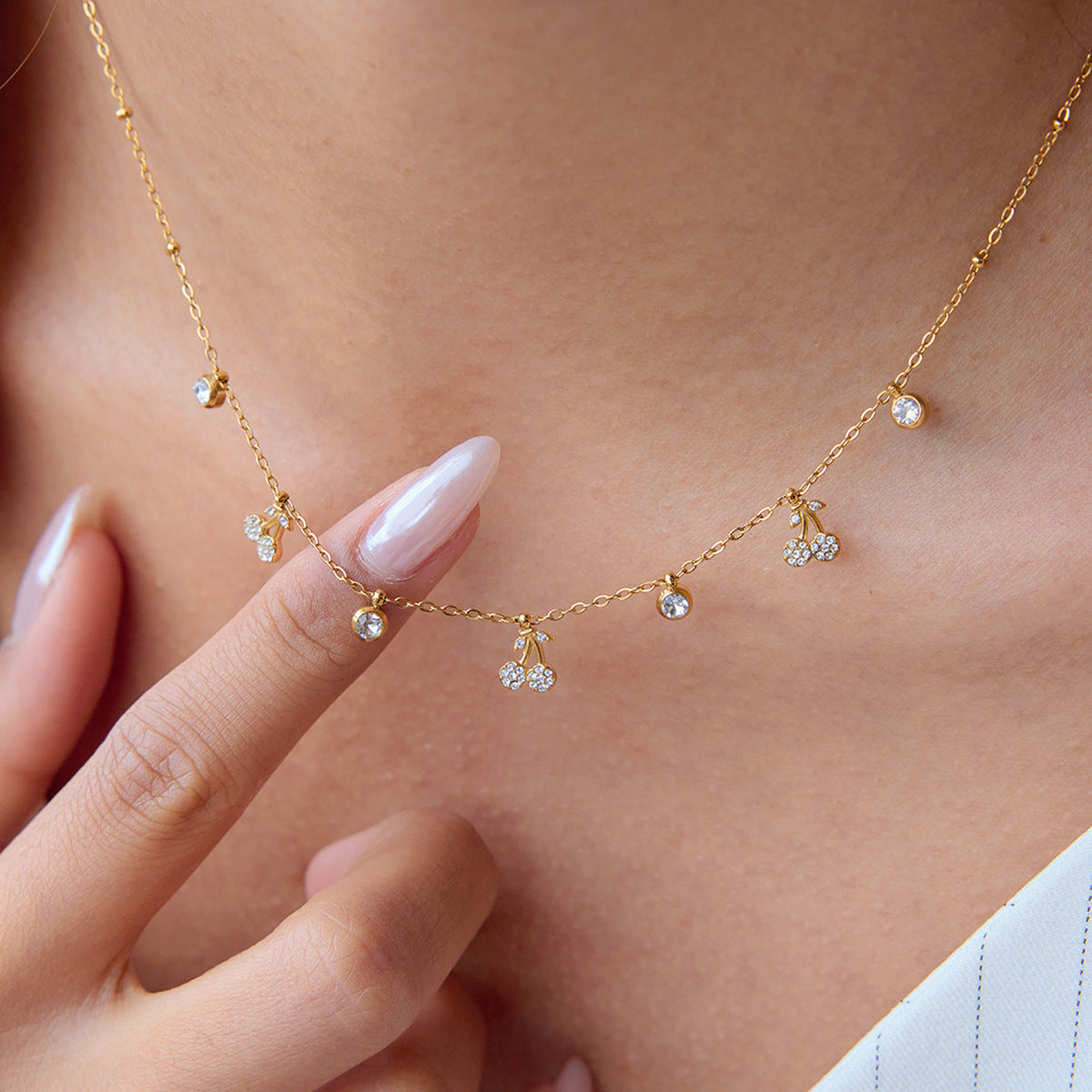 Damen Halskette mit funkelnden Anhängern und hypoallergenem Edelstahl Shop Nory
