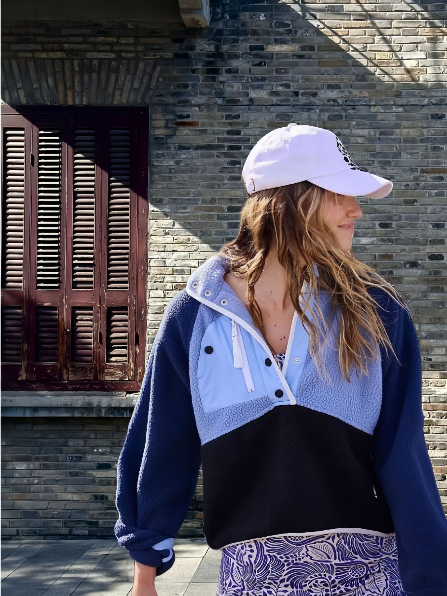 Damen Fleece-Jacke mit hohem Kragen und dekorativem Reißverschluss Shopnory
