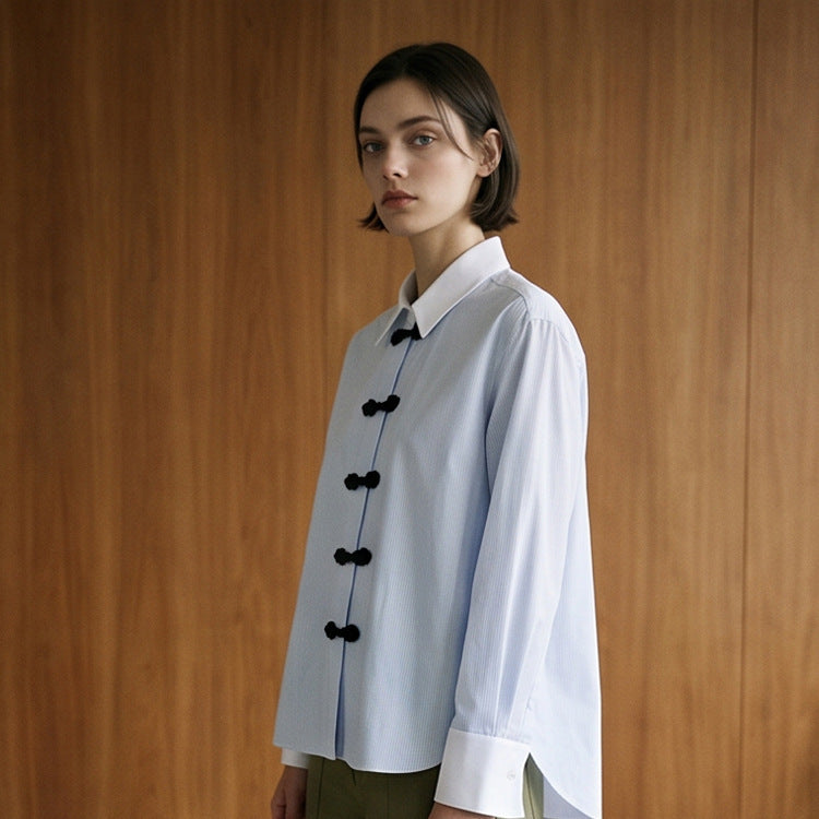 Damen Kurz geschnittene Popeline‑Hemdbluse mit Stehkragen und dekorativen Kordelknotenverschlüssen Shop Nory
