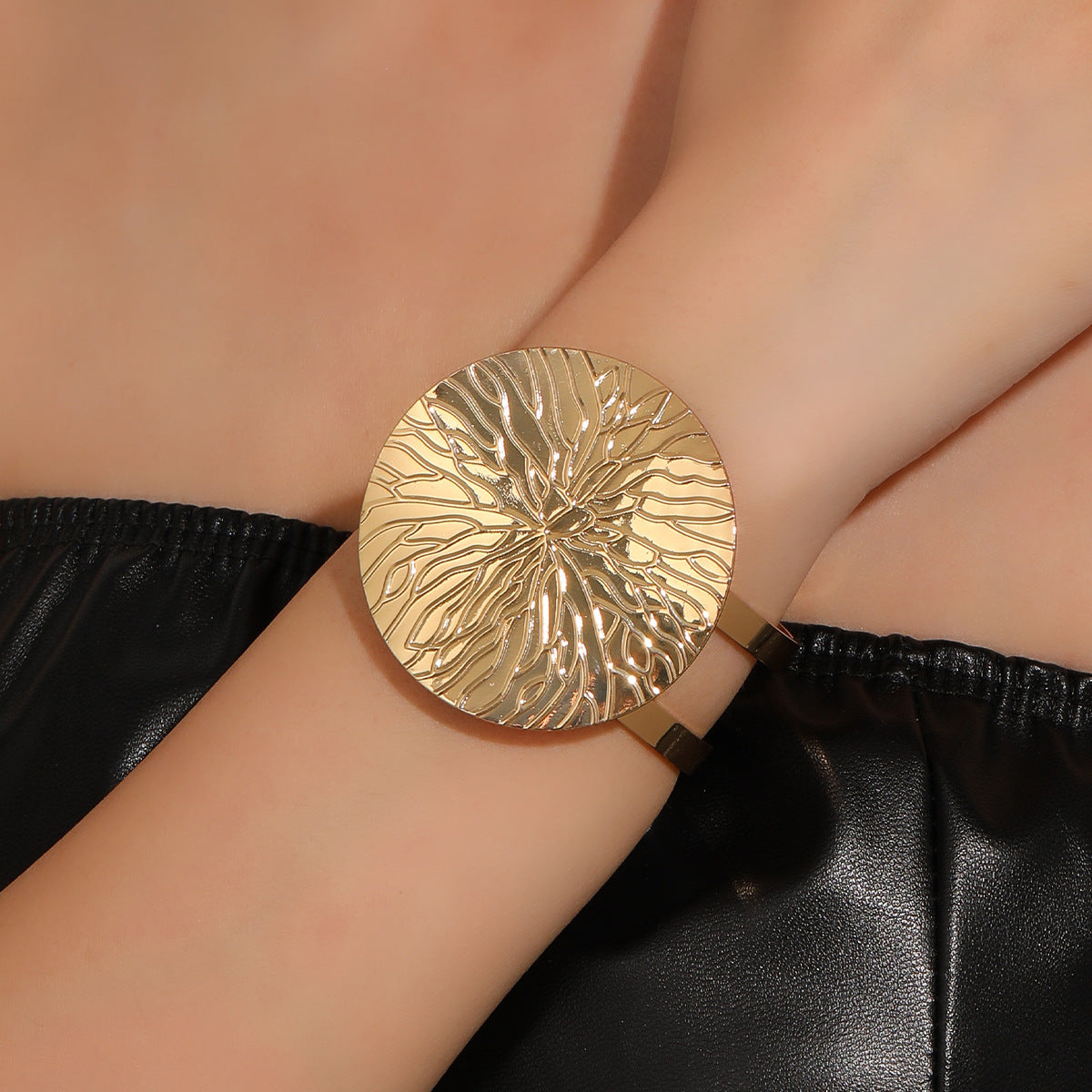 Damen Armreif mit luxuriösem Reliefdesign Shop Nory