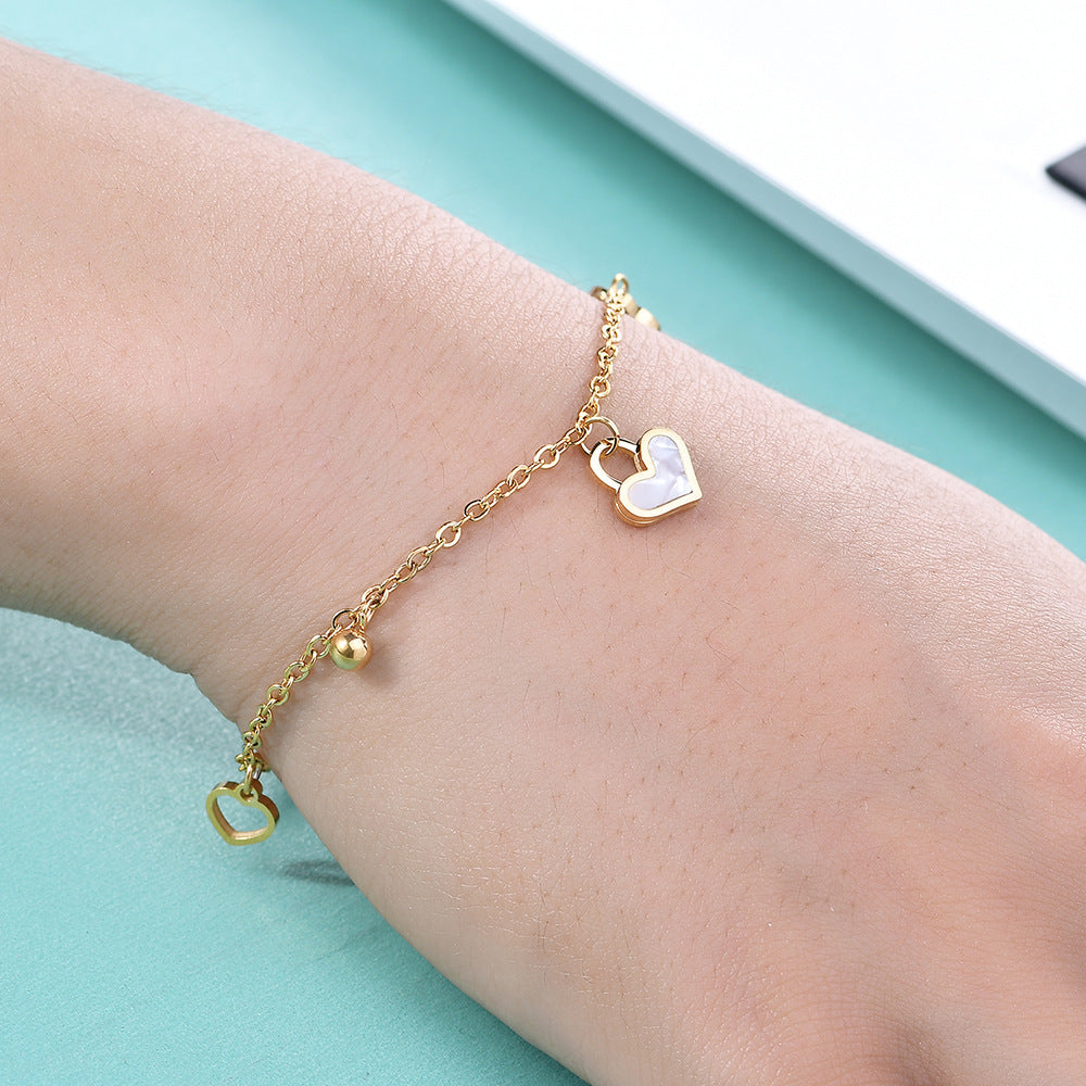 Damen Armband mit herzförmigen Anhängern und funkelnden Zirkonia Shop Nory