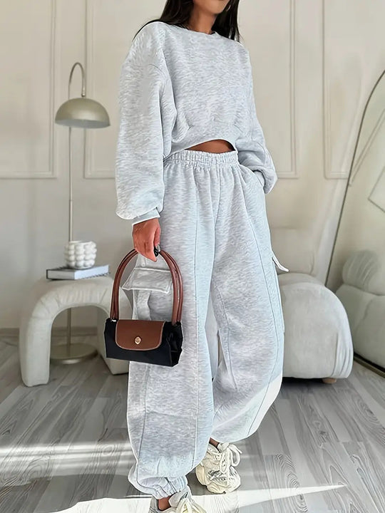 Damen komfortables Cropped-Sweatset mit oversized Pullover und High-Waist Cargo-Jogger Shop Nory