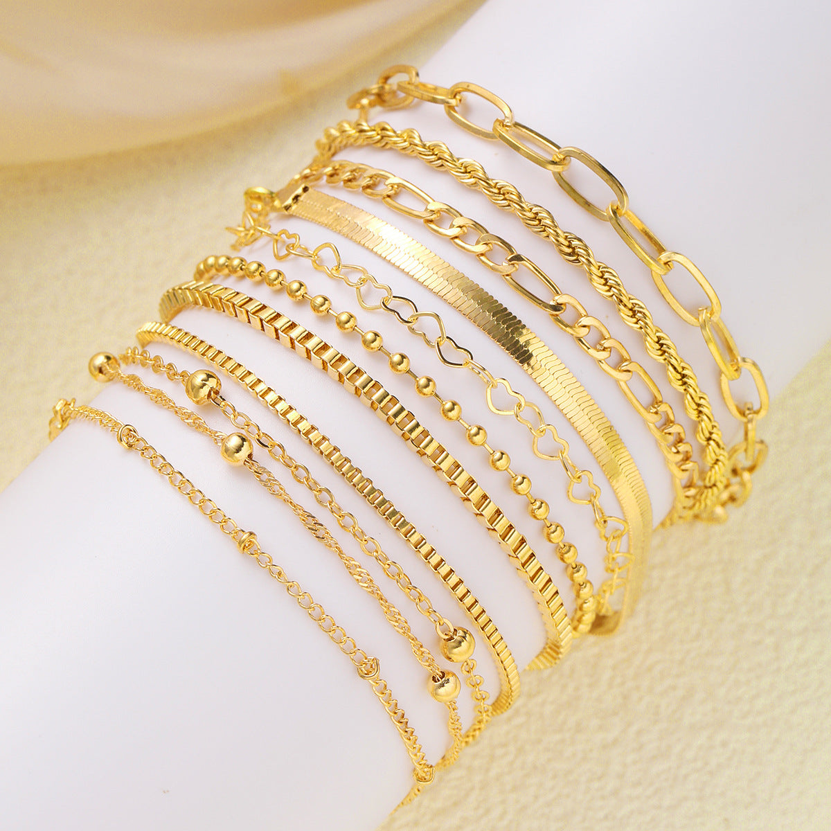 Damen Armreif-Set mit filigranen Ketten und eleganten Designs Shop Nory