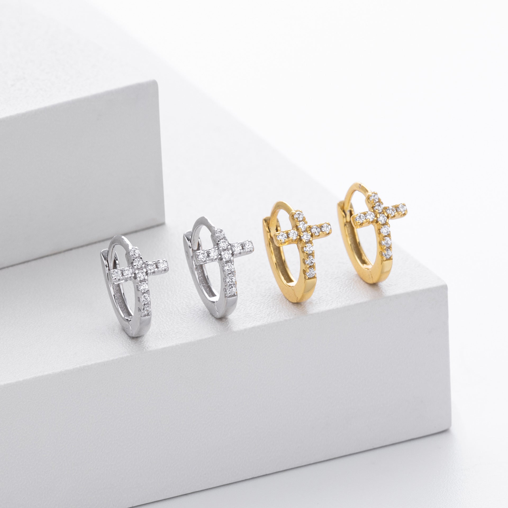 Damen Ohrringe mit funkelndem Kreuzmotiv aus hochwertigem 925 Sterling Silber Shop Nory