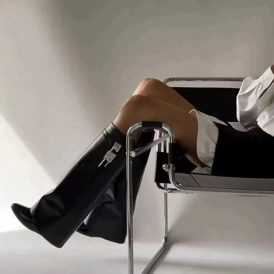Damen Kniehohe Lederoptik-Stiefel mit spitzer Zehenpartie und dekorativer Schlossapplikation Shop Nory